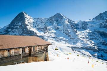 Skiing in the Grindelwald-Wengen ski area on the Kleine Scheidegg.