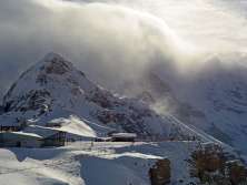 A change in the weather is evident on the snow-covered Männlichen. The sun is breaking through the clouds at times.
