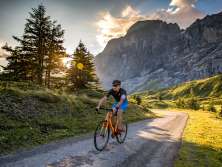 Une balade à vélo de course dans la vallée du Hasli au coucher du soleil.