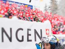 Momentaufnahme am Lauberhornrennen in Wengen. Im Zielgeände jubeln die Zuschauer den Skifahrern zu.