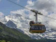 La télécabine avec sa plate-forme panoramique, lors du trajet de Wengen au Männlichen. À l'arrière-plan, on aperçoit la Jungfrau enneigée.