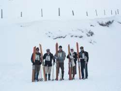 A nostalgic photo from the Lauberhorn Race. The skiers are posing for a group photo.