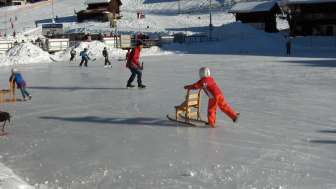 Kind auf der Eisbahn