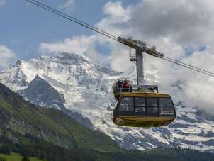 La télécabine avec sa plate-forme panoramique, lors du trajet de Wengen au Männlichen. À l'arrière-plan, on aperçoit la Jungfrau enneigée.