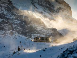 Skiing on the Kleine Scheidegg/Männlichen in the Jungfrau region; the sun illuminates the haze.