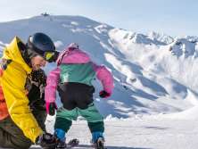 Ski- und Snowboardfahrer auf dem Hasliberg