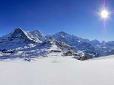 Un paysage hivernal à couper le souffle au Männlichen. La vue offre une image magnifique du trio Eiger, Mönch et Jungfrau.