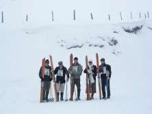 A nostalgic photo from the Lauberhorn Race. The skiers are posing for a group photo.